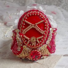 Bracciale Nous Two Haute-Couture ricamato con cristalli Swarovski, un cabochon ovale in vetro rosso e perle di semi